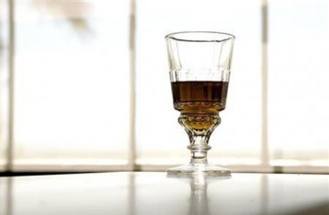 A glass of St. George Sprits' Absinthe Verte is shown in the tasting room at St. George Spirits in Alameda, California July 31, 2008. Photo: Reuters.