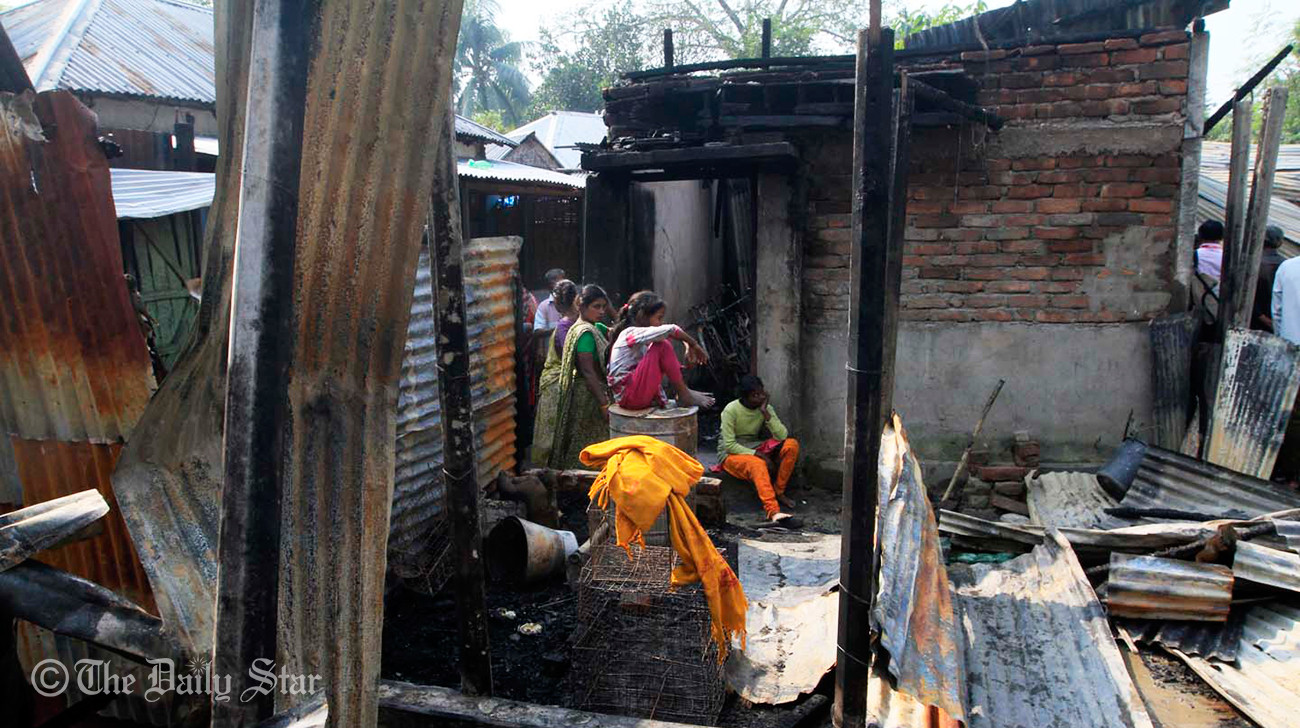 20 Hindu houses torched in Dinajpur Members of a Hindu family