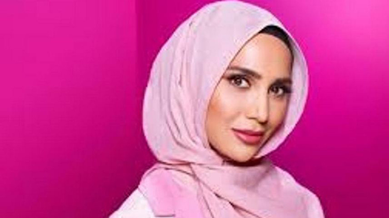 L'Oreal hijab model Amena Khan