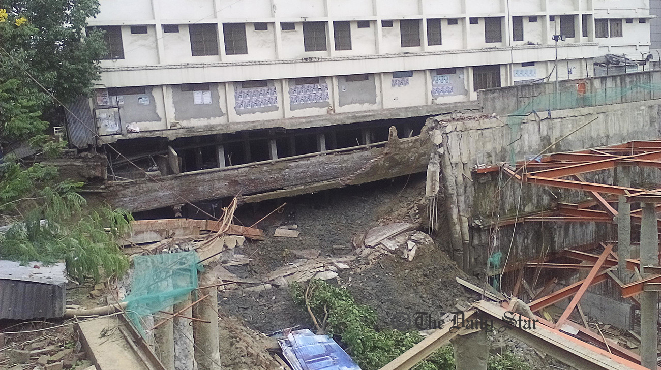 Sundarban Hotel evacuated fearing collapse