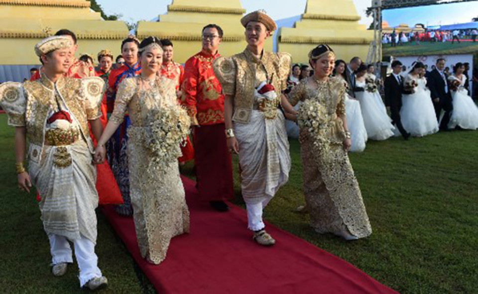 Chinese couples joint marriage ceremony