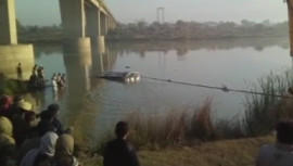 27 killed India bus plunge