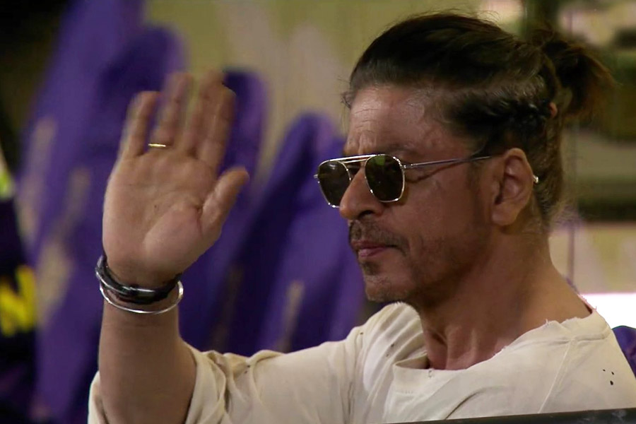 Shah Rukh Khan's smoking habit reignites debate after video surfaces