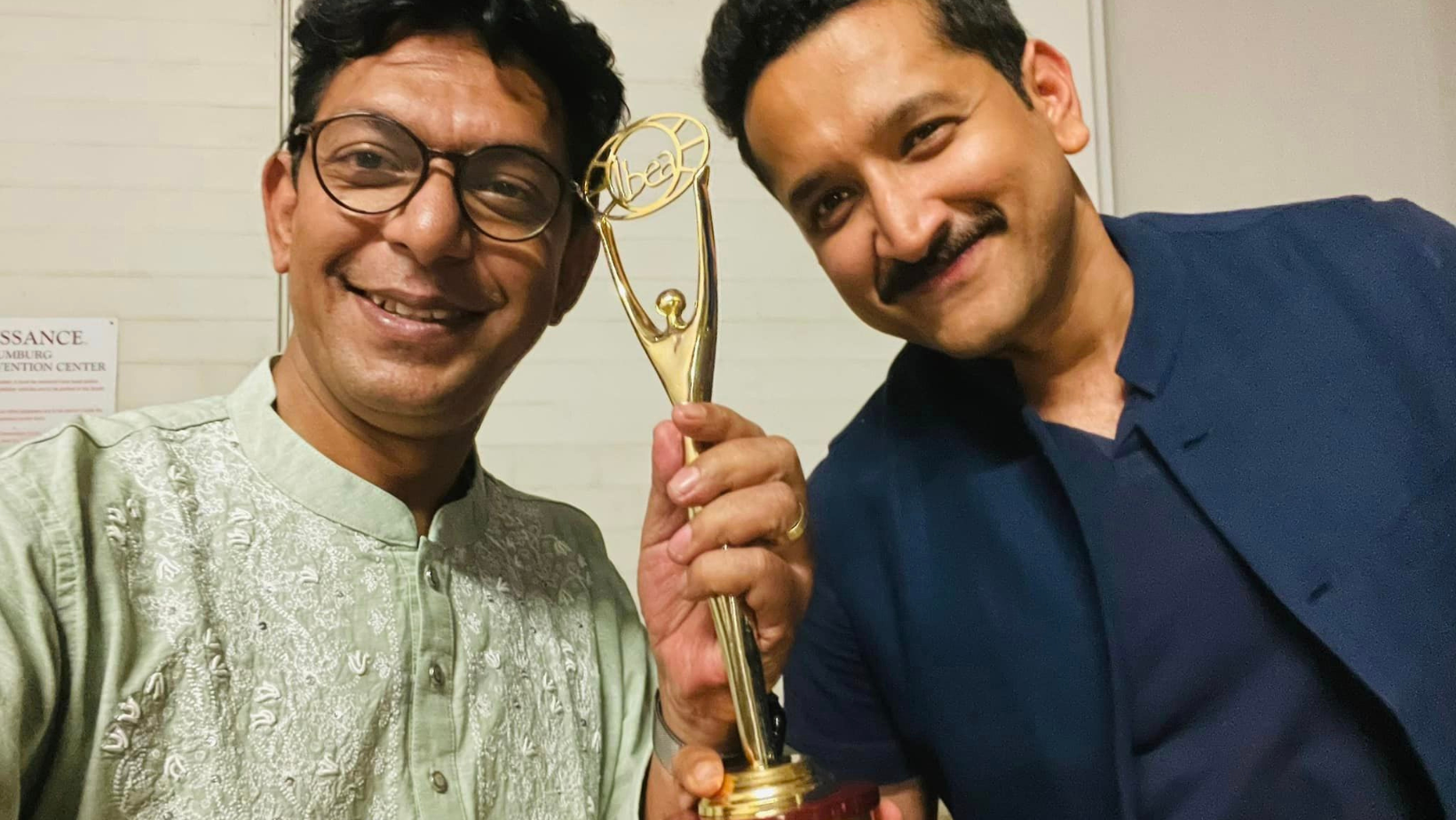 Chanchal Chowdhury receives award from Parambrata Chattopadhyay