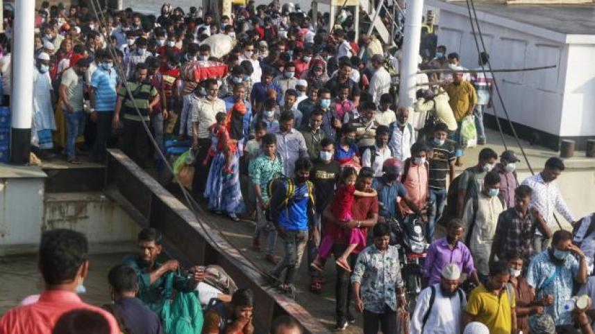 Passengers_in_ghat.jpg