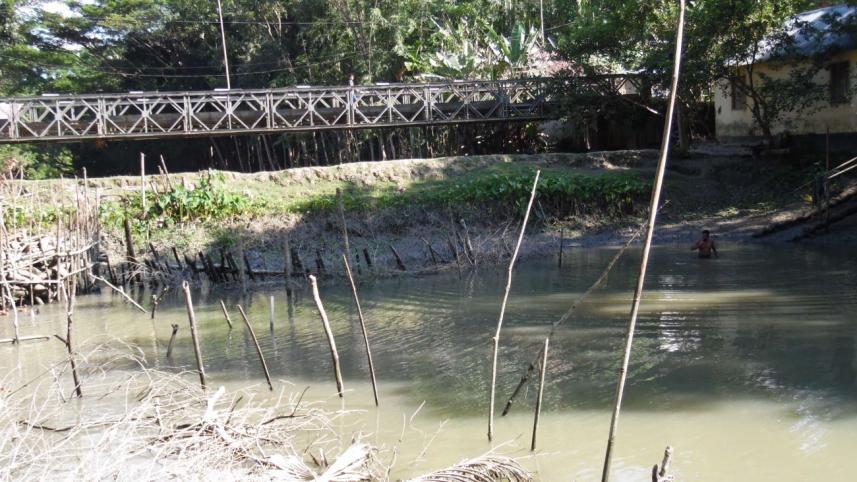 Dam in canal.jpg