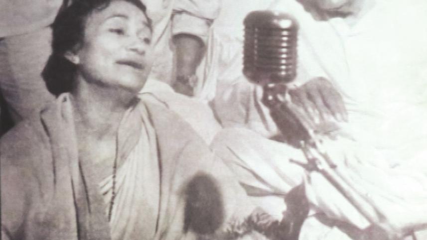 Feroza Begum sings in front of Nazrul.