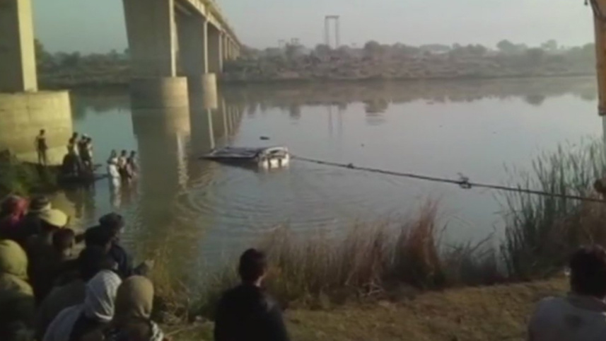 27 killed India bus plunge