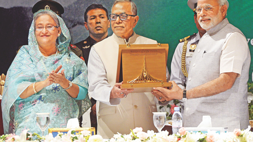 modi receives vajpayee award.jpg