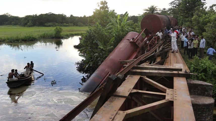 Oil-train_canal.jpg
