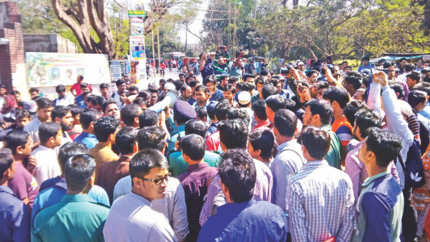 Rajshahi University students demonstrate.jpg