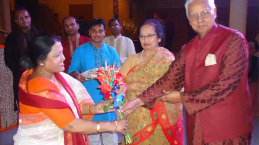The Bangladesh High Commissioner (R) greets Farida Parveen. 