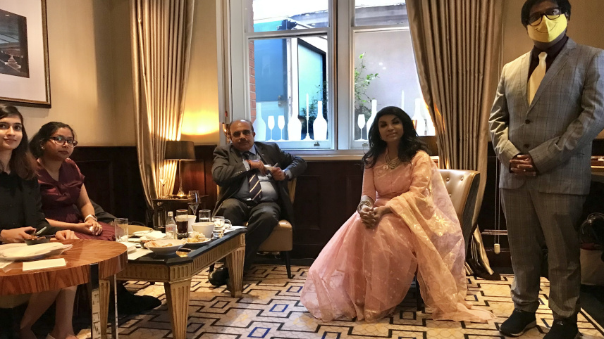 muna_in_taj.jpg
