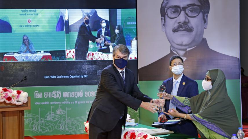receiving_green_factory_award.jpg