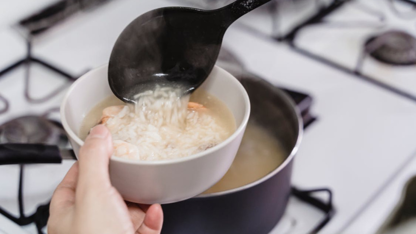 Use leftover rice to make 4 different and delicious snacks. 