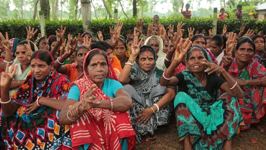 kers_show_three_fingers_in_tune_to_their_demand_for_tk.300_in_cash_wage._photo.philip_gain_.jpg