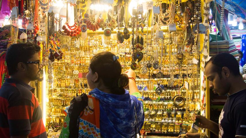Guide to street shopping in Dhaka