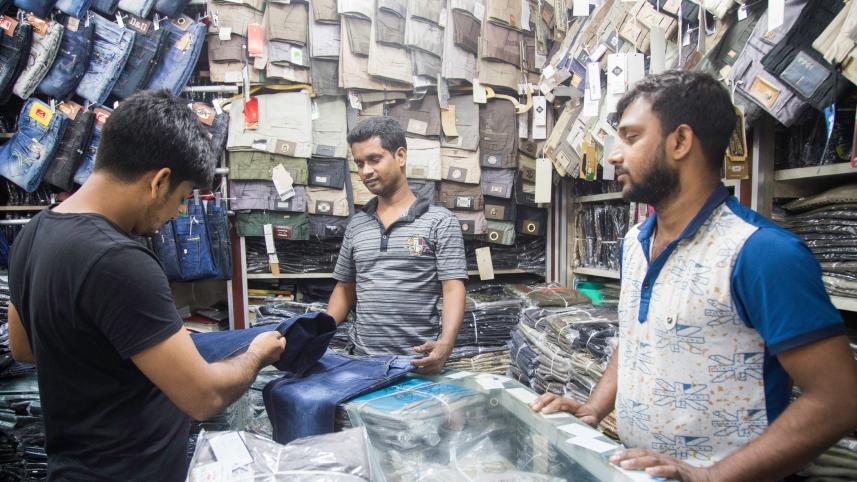 Guide to street shopping in Dhaka
