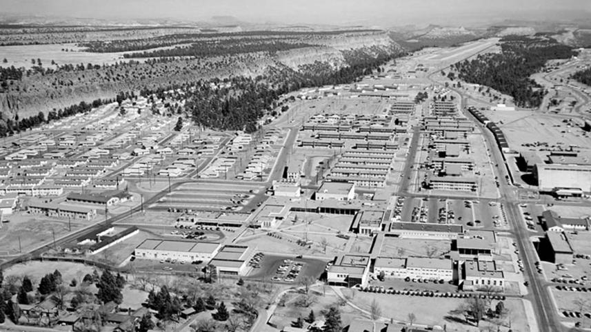 los_alamos_scientific_laboratory_in_1944._photo_-_lanl_atomic_heritage.jpg