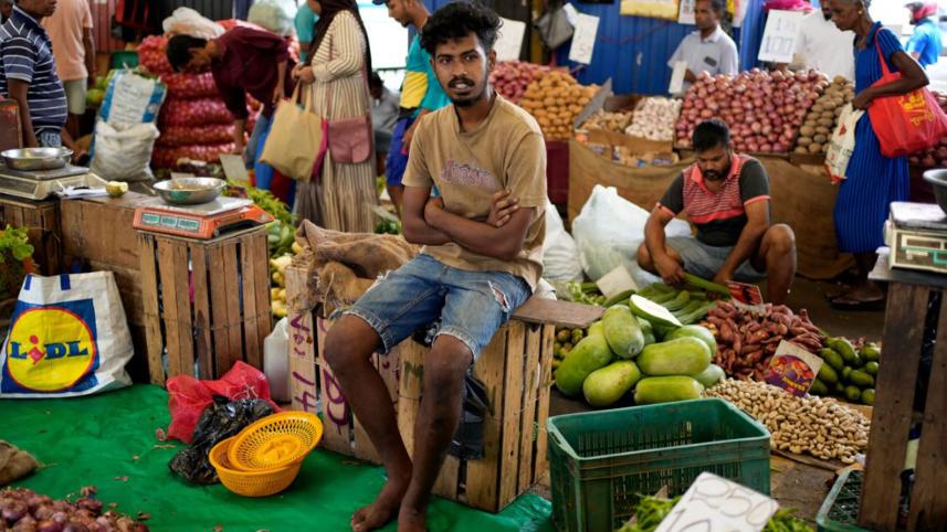 sri-lankas-economy-shrinks.jpg