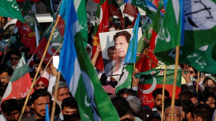 Pakistan bats for Imran Khan