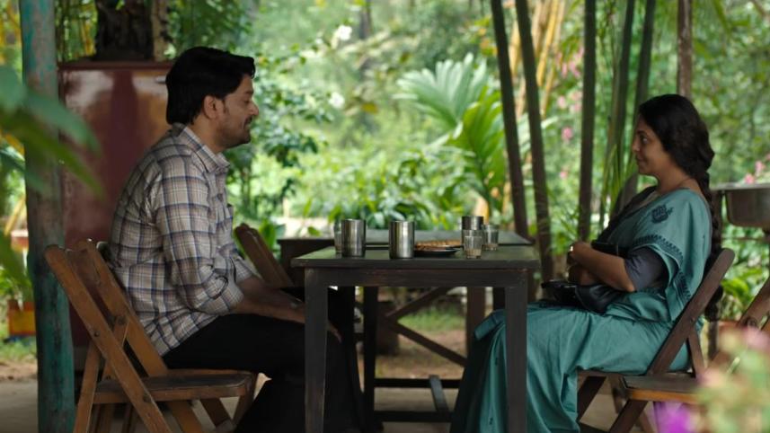 jaideep_ahlawat_and_shefali_shah_in_three_of_us.jpg