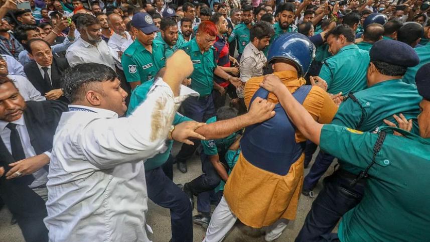 The situation has escalated to the point where physical attacks on accused individuals in court premises have become more frequent. Photo: Prothom Alo