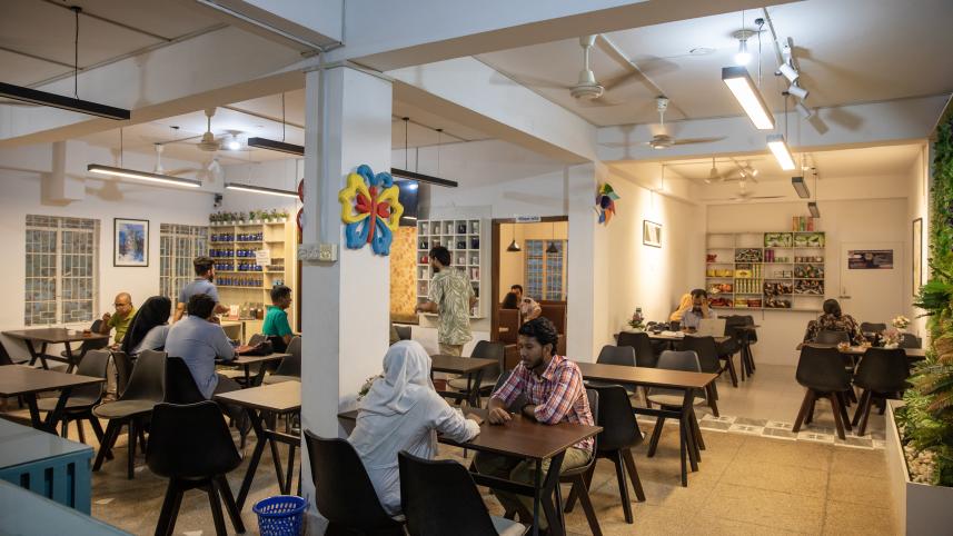 People at a cafe