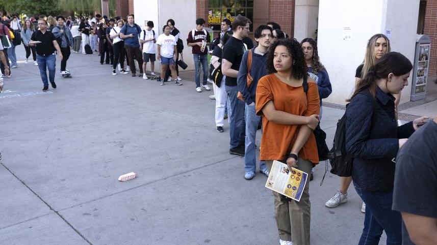 us_voters_wait.jpg