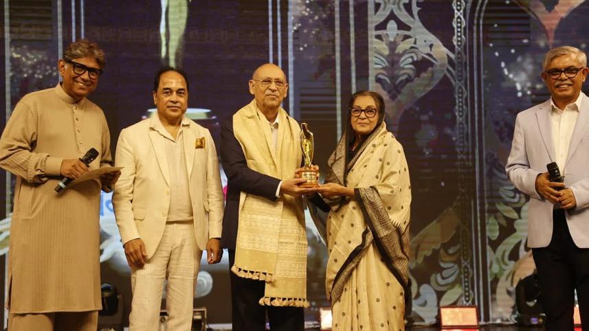 Abul Hayat honoured with Meril-Prothom Alo Lifetime Achievement award