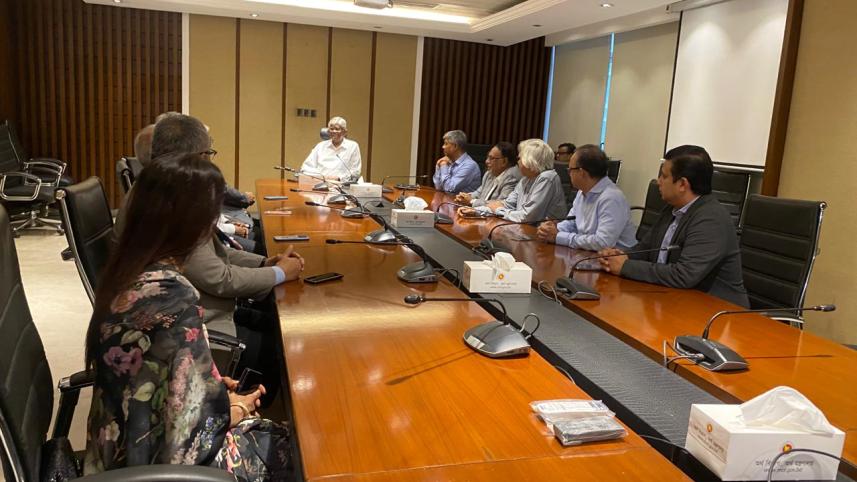 business_leaders_meeting_with_finance_adviser.jpg