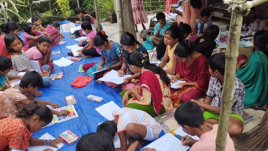 students_at_charukuthi_shilpalo_2.jpeg