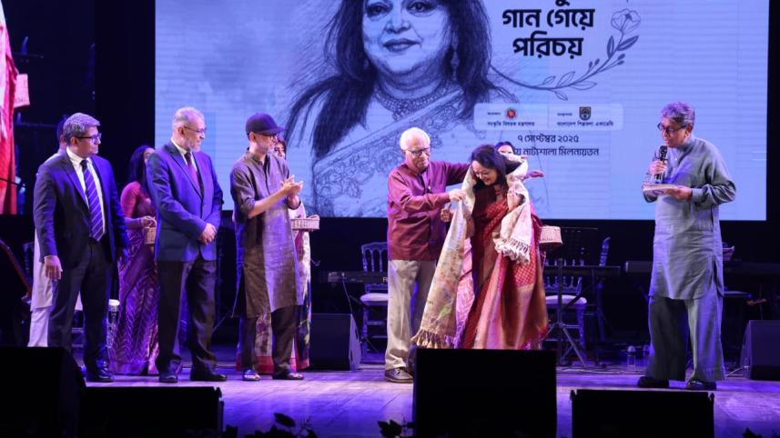 'Shudhu Gaan Geye Porichoy': Sabina Yasmin honoured with special recognition at BSA