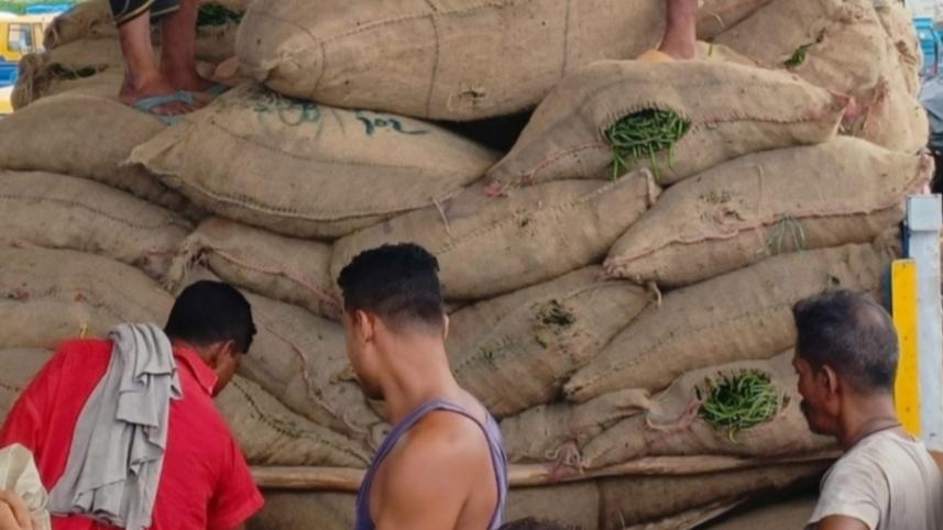 Import of 593 tonnes of green chillies from India through Benapole Port.jpg