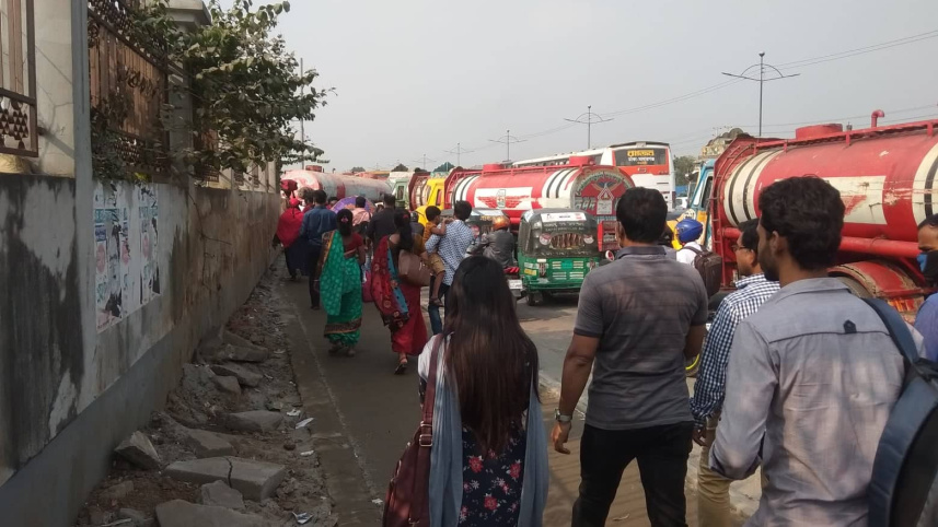 airport-road-jam-clash-smollah_12.jpg