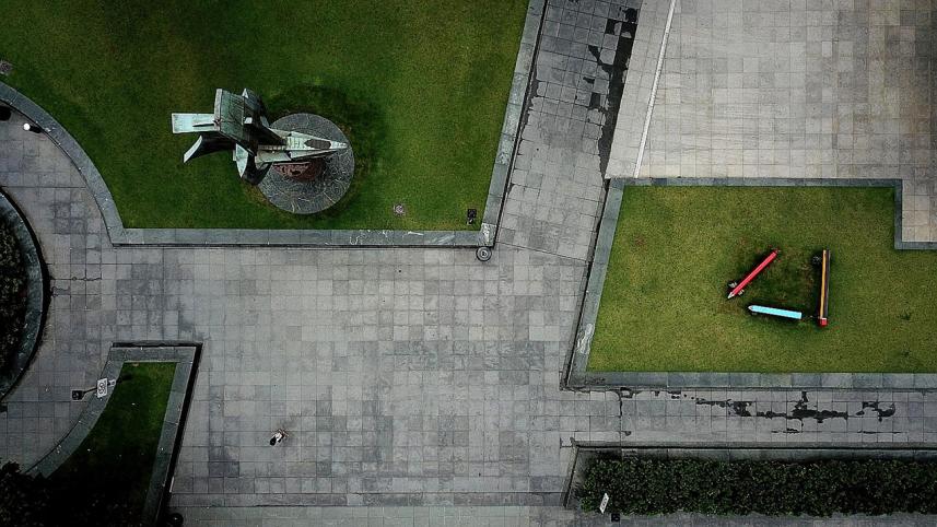 an_unusually_quiet_raffles_place_park_mark_cheong.jpg