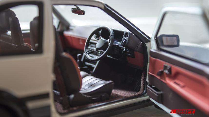 Autoart AE86 Toyota Trueno scale model interior 