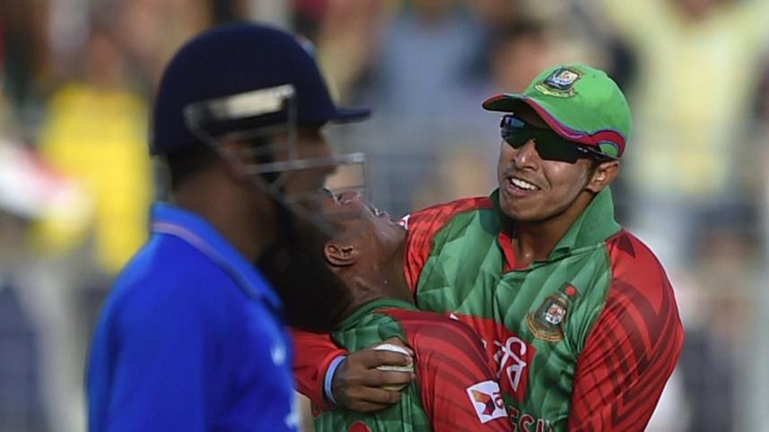 Dhoni-tigers-afp-wb.jpg