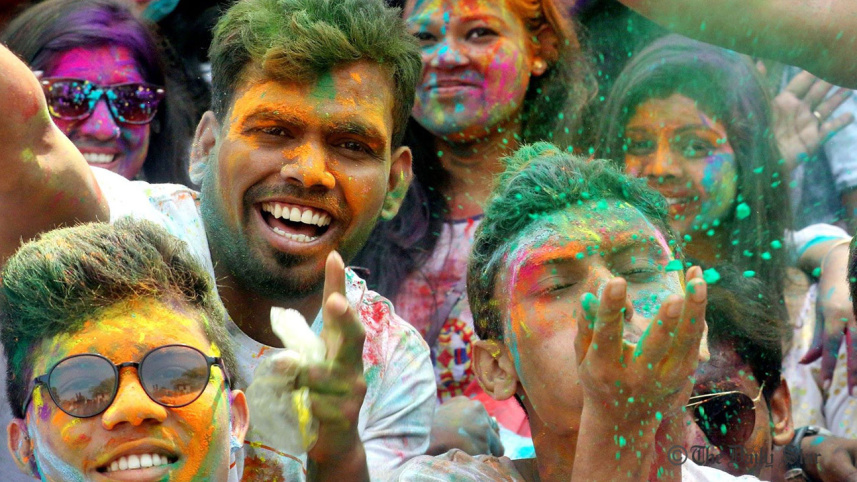 holi-1wb.jpg
