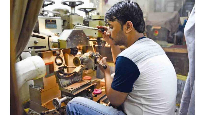 Jewellery_making_an_46464467.jpg