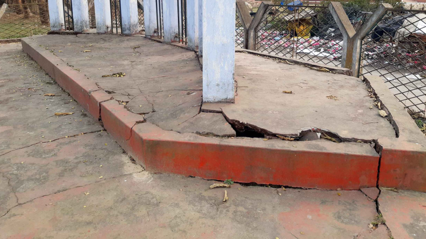 shaheed_minar_falling_apart_2.jpg