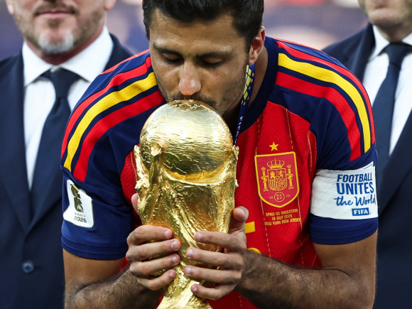 AFP__20260719__C2LL6V3__v1__HighRes__FblWc2026Match104EspArgFinalTrophy.jpg
