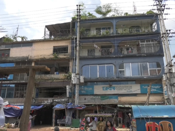 An exchange of gunfire took place between police and suspects at Chowdhury Plaza in the Jamgora Chourasta area of Ashulia. Photo: Collected