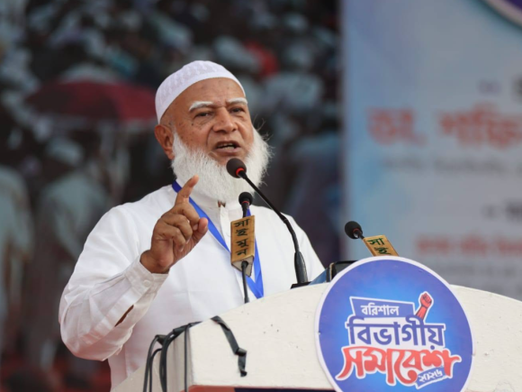 Jamaat ameer addresses a divisional rally organised by the 11-party opposition alliance at KB Hemayet Uddin Central Eidgah Ground in Barishal. Photo: Star