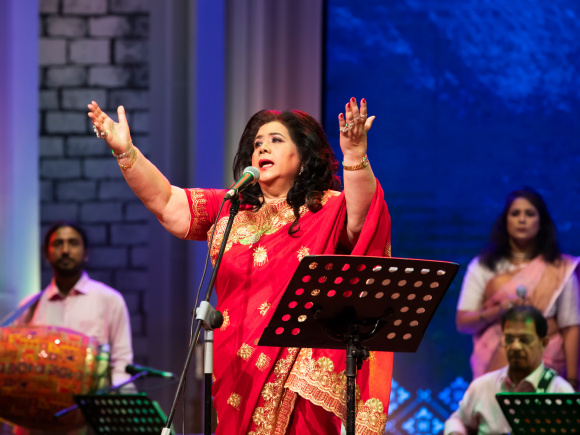 Runa-Laila-performs.jpg
