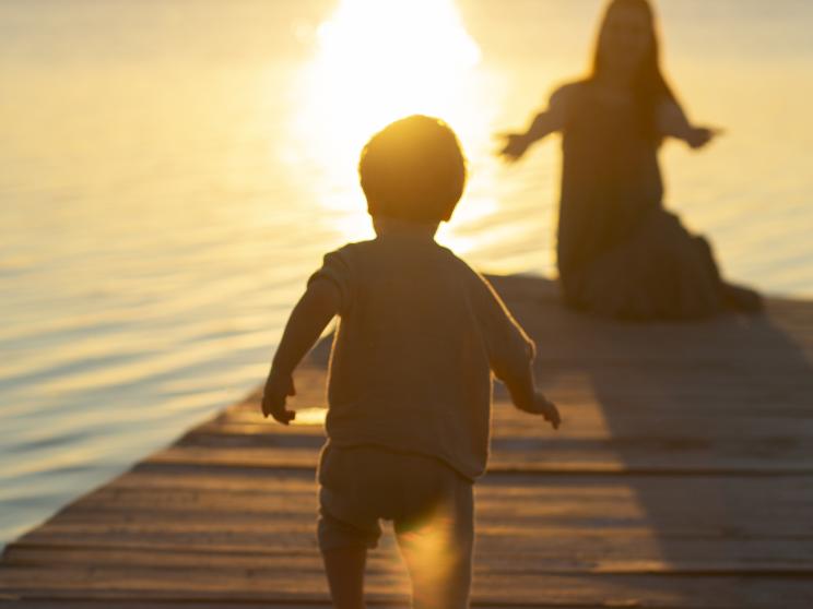mom-spending-time-with-kid-beach.jpg