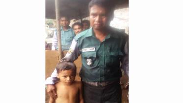 cops-rescues-kid--photo-Aech-Sheehab.jpg