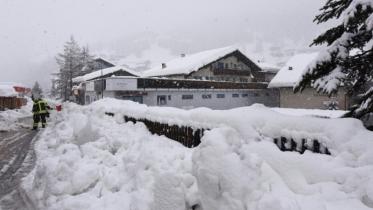 snowfall-swizz-tourists.jpg
