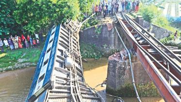 train derailed.jpg