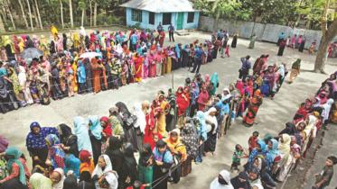 voters queue.jpg